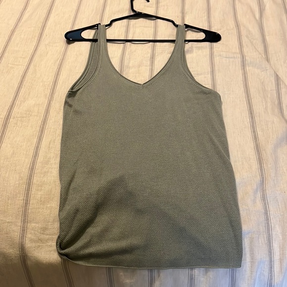 EUC Rare Lululemon Top - Picture 1 of 4